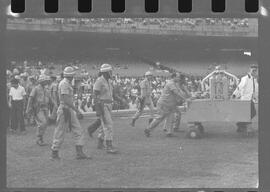 Fotografia "CAMPEONATO CARIOCA DE PROFISSIONAIS DE 1963 (1º TURNO) Jogos - Campeonato Carioca. Flamengo x Madureira (5 x 0) - Vasco x América (2 x 0) e Fluminense x Portuguesa (1 x 1). e Peter Kedzierski, homem voador dos EUA, (Vôo)" ([Local n/d] , 1963) [negativo]. / Fotógrafo(a): Equipe.  -- ITEM-0115.