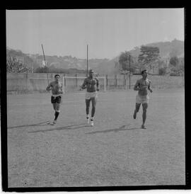 Fotografia "Botafogo F. R.' Garrincha e Quarentinha em treino especial com o preparador físico Adalberto" ([Local n/d] , 1963) [negativo]. / Fotógrafo(a): Democrito.  -- ITEM-0020.