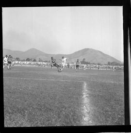 Fotografia "FUTEBOL = 'CAMPEONATO CARIOCA DE PROFISSIONAIS' Jogo Flamengo x Botafogo (3 x 1), America x Portuguesa (2 x 1), Madureira x Bangu (1 x 2), C. Grande x S. Cristovão (1 x 0) e C. Rio x Olaria (1 x 7), Reportagem de Esporte" ([Local n/d] , 1963) [negativo]. / Fotógrafo(a): Equipe.  -- ITEM-0352.