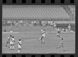 Fotografia "CAMPEONATO CARIOCA DE PROFISSIONAIS DE 1963' (1º Turno) Jogo Vasco da Gama x Olaria (1 x 0) no Maracanã" ([Local n/d] , 1963) [negativo]. / Fotógrafo(a): Demócrito; Ribeiro.  -- ITEM-0014.