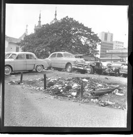 Fotografia "Lixo' Reportagem c/ Lixo na Cidade" ([Local n/d] , 1963) [negativo]. / Fotógrafo(a): Méra.  -- ITEM-0002.