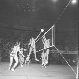 Fotografia "Volei Voleibol - Campeonato Internacional de Voleibol" ([Local n/d] , 1960) [negativo]. / Fotógrafo(a): Demócrito.  -- ITEM-0001.