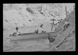 Fotografia "Manobras em Ribeirão das Lages (Paraquedistas: Sobrevivência na Selva operação); 'PARAQUEDISTAS' PARAQUEDISTAS em manobra em Ribeirão das Lages" ([Local n/d] , 1963) [negativo]. / Fotógrafo(a): Méra; Caban.  -- ITEM-0033.