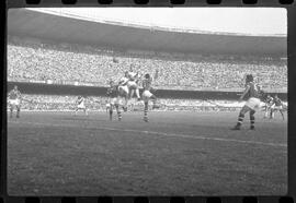 Fotografia "Jogos Campeonato Carioca; 'CAMPEONATO CARIOCA DE 1963' de PROFISSIONAIS (1º Turno) Jogos Vasco x Fluminense (3 x 1) Botafogo x Canto do Rio (3 x 0) America x Madureira (5 x 2) e Olaria x Portuguesa, Reportagem de Esporte" ([Local n/d] , 1963) [negativo]. / Fotógrafo(a): Equipe.  -- ITEM-0082.