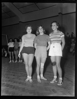 Fotografia "Voleibol - Selecionados brasileiros de voleibol = masculino e feminino" ([Local n/d] , [Data n/d]) [negativo]. / Fotógrafo(a): [Autoria n/d].  -- ITEM-0001.