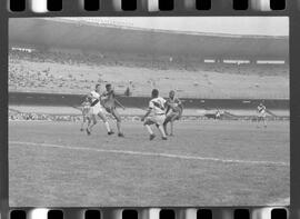 Fotografia "CAMPEONATO CARIOCA DE PROFISSIONAIS DE 1963' (1º Turno) Jogo Vasco da Gama x Olaria (1 x 0) no Maracanã" ([Local n/d] , 1963) [negativo]. / Fotógrafo(a): Demócrito; Ribeiro.  -- ITEM-0020.