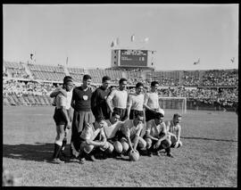 Fotografia "Futebol, treino do Selecionado Brasileiro no Chile" ([Local n/d] , [Data n/d]) [negativo]. / Fotógrafo(a): [Autoria n/d].  -- ITEM-0015.