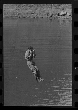 Fotografia "Manobras em Ribeirão das Lages (Paraquedistas: Sobrevivência na Selva operação); 'PARAQUEDISTAS' PARAQUEDISTAS em manobra em Ribeirão das Lages" ([Local n/d] , 1963) [negativo]. / Fotógrafo(a): Méra; Caban.  -- ITEM-0018.