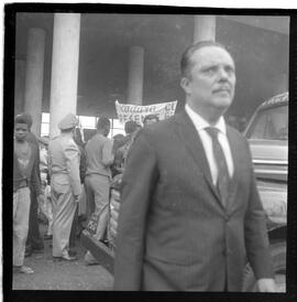 Fotografia "Carlos Lacerda - chegando de Porto Alegre; Chegada de Carlos Lacerda, Reportagem de Caban" ([Local n/d] , 1963) [negativo]. / Fotógrafo(a): Ribeiro.  -- ITEM-0007.