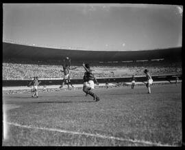 Fotografia "Esporte - Futebol - Botafogo x Flamengo" ([Local n/d] , [Data n/d]) [negativo]. / Fotógrafo(a): Ângelo.  -- ITEM-0001.