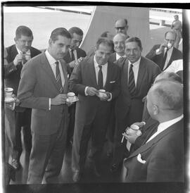 Fotografia "NEGATIVOS DO JANGO LENDO UH-POÁ; Presidente Jango lendo o Jornal 'Última Hora - POA', Reportagem de Brasília" ([Local n/d] , 1963) [negativo]. / Fotógrafo(a): Novelli.  -- ITEM-0003.