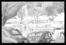 Fotografia "Yate Club - Deputados Estaduais para Ilha de Brocoio; CLUBE IATE = EMBARQUE DE ALGUNS PARLAMENTARES CONVIDADOS DE CARLOS LACERDA PARA ILA [ILHA] DE BROCOIO" ([Local n/d] , 1961) [negativo]. / Fotógrafo(a): Melo.  -- ITEM-0007.