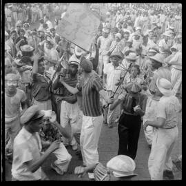 Fotografia "Carnaval - Pernambuco (em geral) 1952" ([Local n/d] , 1952) [negativo]. / Fotógrafo(a): Equipe.  -- ITEM-0002.