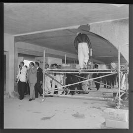 Fotografia "Visita do Lacerda ao Estádio do Maracanã c/ Antonio Carlos; LACERDA.. Carlos - visita Mstadio do Maracanã - para ver ver as obras - que foram iniciadas com Sete Camaras" ([Local n/d] , 1961) [negativo]. / Fotógrafo(a): Ribeiro.  -- ITEM-0008.