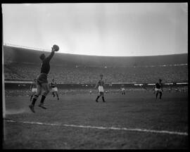 Fotografia "Esporte - Futebol - Palmeiras x Juventus" ([Local n/d] , [Data n/d]) [negativo]. / Fotógrafo(a): Equipe.  -- ITEM-0009.