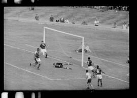 Fotografia "CAPEONATO [CAMPEONATO] CARIOCA DE 1963' (PROFISSIONAIS) (1º Turno) Jogo Famengo [Flamengo] x Campo Grande (5 x 0); Jogo Flamengo e Campo Grande, Reportagem de Esporte" ([Local n/d] , 1963) [negativo]. / Fotógrafo(a): Ribeiro; Demócrito.  -- ITEM-0070.