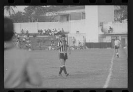 Fotografia "Jogos Campeonato Carioca; 'CAMPEONATO CARIOCA DE 1963' de PROFISSIONAIS (1º Turno) Jogos Vasco x Fluminense (3 x 1) Botafogo x Canto do Rio (3 x 0) America x Madureira (5 x 2) e Olaria x Portuguesa, Reportagem de Esporte" ([Local n/d] , 1963) [negativo]. / Fotógrafo(a): Equipe.  -- ITEM-0210.