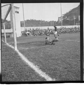 Fotografia "FUTEBOL = 'CAMPEONATO CARIOCA DE PROFISSIONAIS' Jogo Flamengo x Botafogo (3 x 1), America x Portuguesa (2 x 1), Madureira x Bangu (1 x 2), C. Grande x S. Cristovão (1 x 0) e C. Rio x Olaria (1 x 7), Reportagem de Esporte" ([Local n/d] , 1963) [negativo]. / Fotógrafo(a): Equipe.  -- ITEM-0330.