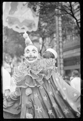 Fotografia "Carnaval - R.J. (aspectos gerais) 1952" ([Local n/d] , 1952) [negativo]. / Fotógrafo(a): Equipe.  -- ITEM-0011.