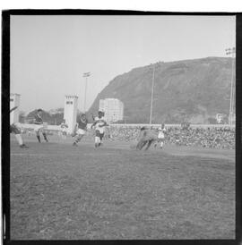 Fotografia "CAMPEONATO CARIOCA DE PROFISSIONAIS DE 1963 (1º TURNO) Jogos - Campeonato Carioca. Flamengo x Madureira (5 x 0) - Vasco x América (2 x 0) e Fluminense x Portuguesa (1 x 1). e Peter Kedzierski, homem voador dos EUA, (Vôo)" ([Local n/d] , 1963) [negativo]. / Fotógrafo(a): Equipe.  -- ITEM-0152.