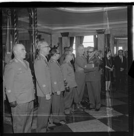 Fotografia "Ministério da Guerra' Entrega de Espadas aos novos generais. Alfredo Pinheiro, Joaquim de Melo Camarinha, Napoleão Nobre e Luis Lopes de Miranda etc...com a presença do Gal. José Machado Lopes), Reportagem de Sonia" ([Local n/d] , 1963) [negativo]. / Fotógrafo(a): Rodolpho.  -- ITEM-0001.