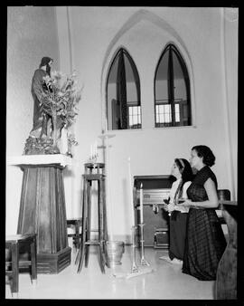 Fotografia "Zulmira Galvão Bueno, fotografias na capela da penitenciária, reportagem de L. Belo" ([Local n/d] , [Data n/d]) [negativo]. / Fotógrafo(a): Jankiel.  -- ITEM-0002.