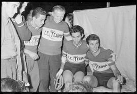 Fotografia "Futebol - R.J. (Equipe do Fluminense, 1952), Seção: Esportes" ([Local n/d] , 1952) [negativo]. / Fotógrafo(a): Equipe.  -- ITEM-0038.