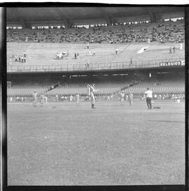 Fotografia "CAMPEONATO CARIOCA DE PROFISSIONAIS DE 1963 (1º TURNO) Jogos - Campeonato Carioca. Flamengo x Madureira (5 x 0) - Vasco x América (2 x 0) e Fluminense x Portuguesa (1 x 1). e Peter Kedzierski, homem voador dos EUA, (Vôo)" ([Local n/d] , 1963) [negativo]. / Fotógrafo(a): Equipe.  -- ITEM-0142.