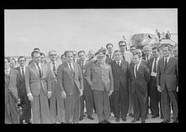 Fotografia "Jango em Recife; Jango Goulart em Recife. sendo recebido pelo Governador Miguel Arraes no Aeroporto do Estado.)" ([Local n/d] , 1963) [negativo]. / Fotógrafo(a): Sucursal.  -- ITEM-0014.