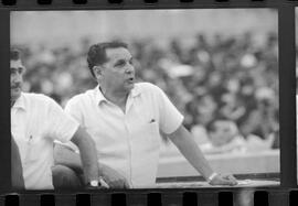 Fotografia "FUTEBOL = 'CAMPEONATO CARIOCA DE PROFISSIONAIS' Jogo Flamengo x Botafogo (3 x 1), America x Portuguesa (2 x 1), Madureira x Bangu (1 x 2), C. Grande x S. Cristovão (1 x 0) e C. Rio x Olaria (1 x 7), Reportagem de Esporte" ([Local n/d] , 1963) [negativo]. / Fotógrafo(a): Equipe.  -- ITEM-0014.