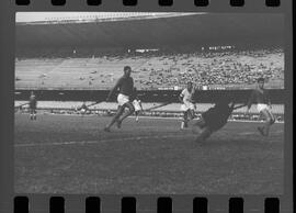 Fotografia "FLUMINENSE X BONSUCESSO; 'CAPEONATO [CAMPEONATO] CARIOCA DE FUTEBOL PROFISSIONAIS' Jogo no Maracanã - Fluminense x Bonsucesso (3x0), sendo que este jogo foi anulado devido a irregularidade havida), Reportagem de Esporte" ([Local n/d] , 1963) [negativo]. / Fotógrafo(a): Demócrito; Ribeiro.  -- ITEM-0072.