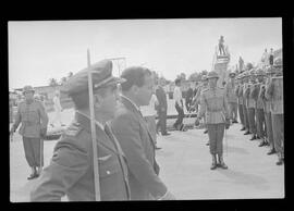 Fotografia "Jango em Recife; Jango Goulart em Recife. sendo recebido pelo Governador Miguel Arraes no Aeroporto do Estado.)" ([Local n/d] , 1963) [negativo]. / Fotógrafo(a): Sucursal.  -- ITEM-0038.