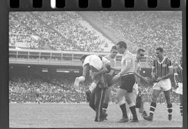 Fotografia "Jogos Campeonato Carioca; 'CAMPEONATO CARIOCA DE 1963' de PROFISSIONAIS (1º Turno) Jogos Vasco x Fluminense (3 x 1) Botafogo x Canto do Rio (3 x 0) America x Madureira (5 x 2) e Olaria x Portuguesa, Reportagem de Esporte" ([Local n/d] , 1963) [negativo]. / Fotógrafo(a): Equipe.  -- ITEM-0052.