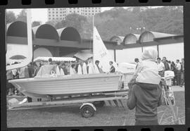 Fotografia "Exp. Americana na Quinta da Bôa Vista; 'EXPOSIÇÃO 'ALIADOS NO PROGRESSO' Exposição Americana na Quinta da Bôa Vista (Reportagem)" ([Local n/d] , 1963) [negativo]. / Fotógrafo(a): Luiz Pinto.  -- ITEM-0010.