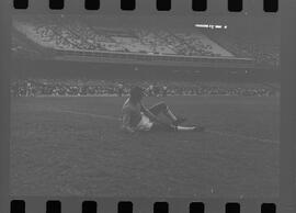 Fotografia "FLUMINENSE X BONSUCESSO; 'CAPEONATO [CAMPEONATO] CARIOCA DE FUTEBOL PROFISSIONAIS' Jogo no Maracanã - Fluminense x Bonsucesso (3x0), sendo que este jogo foi anulado devido a irregularidade havida), Reportagem de Esporte" ([Local n/d] , 1963) [negativo]. / Fotógrafo(a): Demócrito; Ribeiro.  -- ITEM-0050.