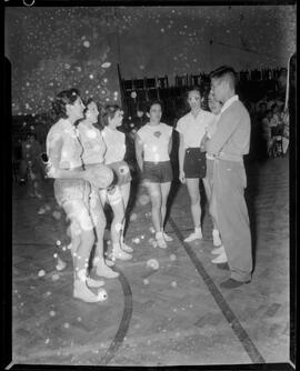 Fotografia "Voleibol - Selecionados brasileiros de voleibol = masculino e feminino" ([Local n/d] , [Data n/d]) [negativo]. / Fotógrafo(a): [Autoria n/d].  -- ITEM-0008.