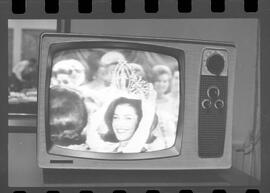 Fotografia "MISS UNIVERSO DE 1963' Miss Brasil na T.V. nos EE.UU. (Reportagem com desfilie [desfile] do Concurso de 'Miss' Universo 1963, com eleição da Brasileira Srta. Iêda Maria Vargas) (Reportagem pela televisão)" ([Local n/d] , 1963) [negativo]. / Fotógrafo(a): Veneziano.  -- ITEM-0014.