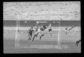 Fotografia "FUTEBOL = 'CAMPEONATO CARIOCA DE PROFISSIONAIS' Jogo Flamengo x Botafogo (3 x 1), America x Portuguesa (2 x 1), Madureira x Bangu (1 x 2), C. Grande x S. Cristovão (1 x 0) e C. Rio x Olaria (1 x 7), Reportagem de Esporte" ([Local n/d] , 1963) [negativo]. / Fotógrafo(a): Equipe.  -- ITEM-0273.