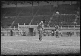 Fotografia "Futebol - R.J. (Equipe do Fluminense, 1952), Seção: Esportes" ([Local n/d] , 1952) [negativo]. / Fotógrafo(a): Equipe.  -- ITEM-0020.