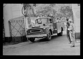 Fotografia "DESAPARECIMENTO DO MÉDICO NO PICO DE PAPAGAIO Família perdida na mata (Dr. Newto Batista dos Santos, que estava desaparecido com seus filhos Caio Cesar e Lia Lucia no Pico de Papagaio)" ([Local n/d] , 1963) [negativo]. / Fotógrafo(a): Adyr; Rodolpho.  -- ITEM-0006.