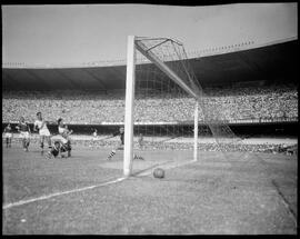 Fotografia "Esporte - Futebol - Fluminense x Vasco" ([Local n/d] , [Data n/d]) [negativo]. / Fotógrafo(a): Ângelo.  -- ITEM-0003.