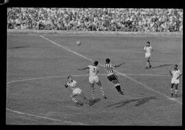 Fotografia "CAMPEONATO CARIOCA DE PROFISSIONAIS DE 1963' (1º TURNO) Jogo Botafogo x Campo Grande (2 x 0)" ([Local n/d] , 1963) [negativo]. / Fotógrafo(a): Demócrito; Ribeiro.  -- ITEM-0051.