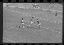 Fotografia "CAMPEONATO CARIOCA DE PROFISSIONAIS DE 1963 (1º TURNO) Jogos - Campeonato Carioca. Flamengo x Madureira (5 x 0) - Vasco x América (2 x 0) e Fluminense x Portuguesa (1 x 1). e Peter Kedzierski, homem voador dos EUA, (Vôo)" ([Local n/d] , 1963) [negativo]. / Fotógrafo(a): Equipe.  -- ITEM-0027.