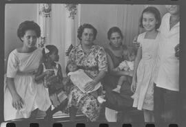 Fotografia "NATAL = FUNCIONARIOS [FUNCIONÁRIOS] DE 'UH' COMEMORANDO O NATAL NA 'ERICA'" ([Local n/d] , 1961) [negativo]. / Fotógrafo(a): Equipe.  -- ITEM-0003.