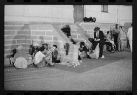 Fotografia "MONTEPIO DOS SERVIDORES DO ESTADO DA GUANABARA Filas para recebimentos no Montipio da Guanabara, Reportagem de Zé Carlos" ([Local n/d] , 1963) [negativo]. / Fotógrafo(a): Adyr Vieira.  -- ITEM-0002.