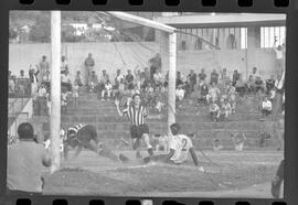 Fotografia "Jogos Campeonato Carioca; 'CAMPEONATO CARIOCA DE 1963' de PROFISSIONAIS (1º Turno) Jogos Vasco x Fluminense (3 x 1) Botafogo x Canto do Rio (3 x 0) America x Madureira (5 x 2) e Olaria x Portuguesa, Reportagem de Esporte" ([Local n/d] , 1963) [negativo]. / Fotógrafo(a): Equipe.  -- ITEM-0111.