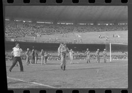 Fotografia "CAMPEONATO CARIOCA DE PROFISSIONAIS DE 1963 (1º TURNO) Jogos - Campeonato Carioca. Flamengo x Madureira (5 x 0) - Vasco x América (2 x 0) e Fluminense x Portuguesa (1 x 1). e Peter Kedzierski, homem voador dos EUA, (Vôo)" ([Local n/d] , 1963) [negativo]. / Fotógrafo(a): Equipe.  -- ITEM-0082.