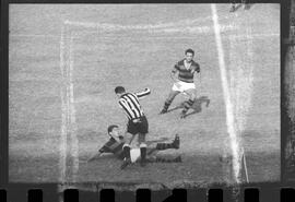 Fotografia "FUTEBOL = 'CAMPEONATO CARIOCA DE PROFISSIONAIS' Jogo Flamengo x Botafogo (3 x 1), America x Portuguesa (2 x 1), Madureira x Bangu (1 x 2), C. Grande x S. Cristovão (1 x 0) e C. Rio x Olaria (1 x 7), Reportagem de Esporte" ([Local n/d] , 1963) [negativo]. / Fotógrafo(a): Equipe.  -- ITEM-0297.