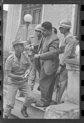 Fotografia "Conflitos' Violência Polícial no Sindicato dos Têxteis (Deputado Hercules Correia preso por defender as reformas de bases), Reportagem de Oscar Cardoso" ([Local n/d] , 1963) [negativo]. / Fotógrafo(a): Luiz Santos; Alvaro.  -- ITEM-0008.