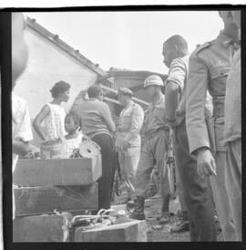 Fotografia "FAVELAS' Despejo de Favelas em Bonsucesso (Favela Nova Brasília em Bonsucesso), Reportagem de Paulo Cordeiro" ([Local n/d] , 1963) [negativo]. / Fotógrafo(a): Ribeiro.  -- ITEM-0009.